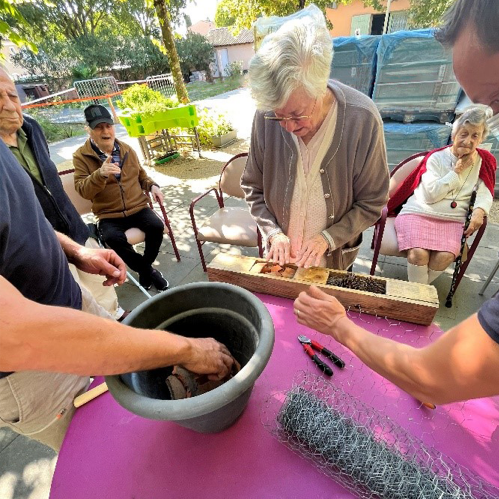 Fabrication d'un hôtel à insectes par les résidents de Saint-Quentin-La-Poterie : Les Jardins